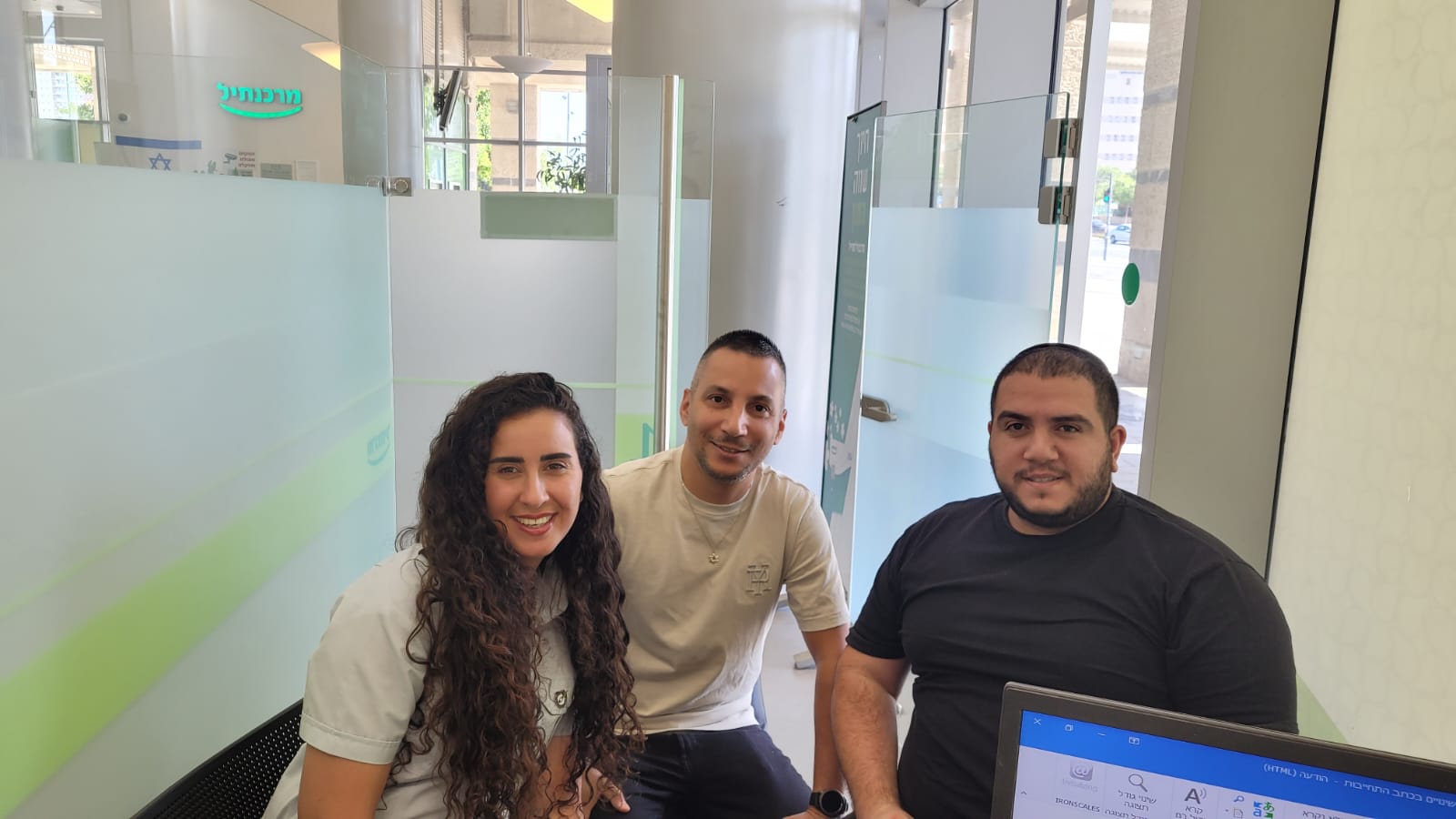 שי מה ממאי פיננסים ולקוחות